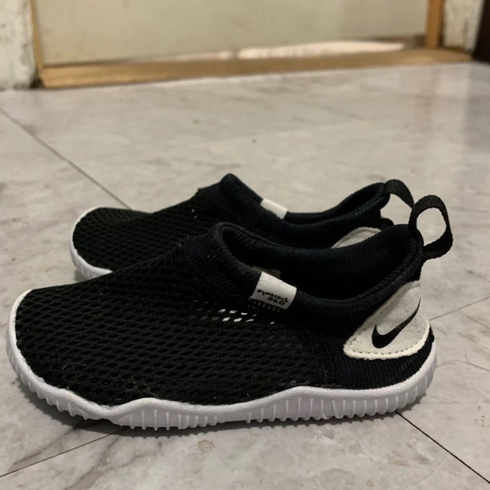 Nike aqua sock